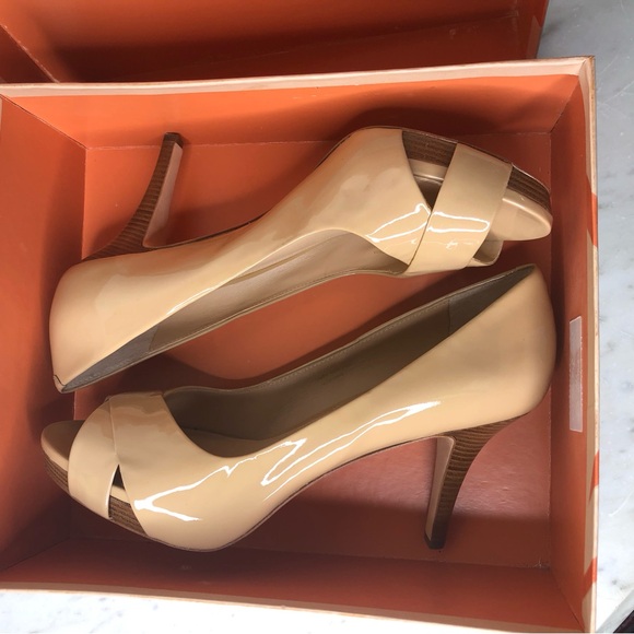 Via Spiga Nude Criss Cross Peep Toe Pump 3” Heels patent leather Size 10 1/2 M - Picture 9 of 9